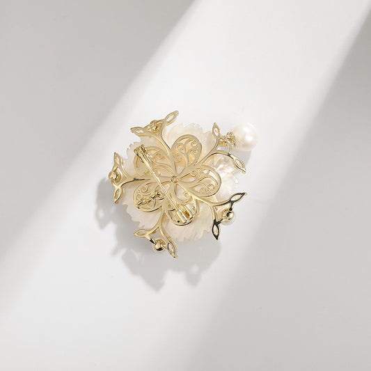 High-end shell brooch, pearl camellia style pin, clothing accessories pearl stone brooch