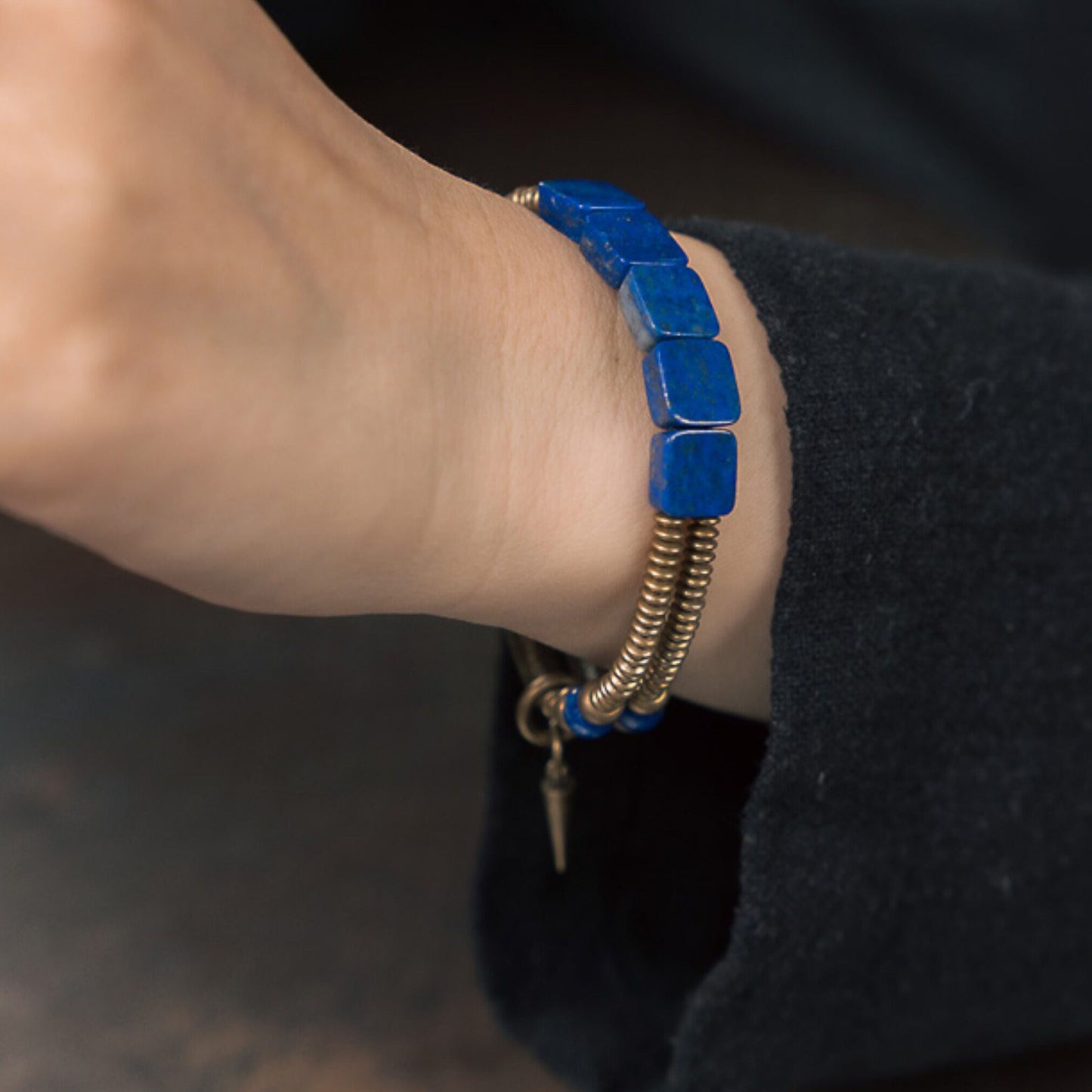 Pulsera de cuentas de lapislázuli y latón hecha a mano | iBrilliance | iBrilliance